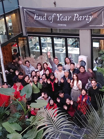 치매 디지털 치료제 기업 이모코그 임직원들이 최근 가진 송년행사에서 사진을 찍고 있다. 이모코그 제공